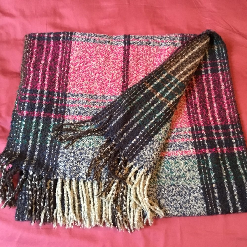 🎁 SALE! 🎁 Modena Plaid Boucle Shawl / Wrap: SOFT! - Picture 5 of 8